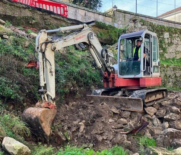 Comezan os traballos de reconstrución do muro no Camiño O Piñeiro, en Baiona
