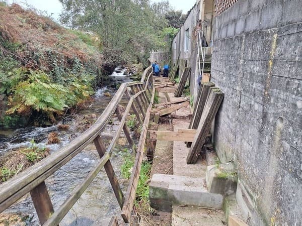 Comezan as obras de reparación da senda peonil de Baíña