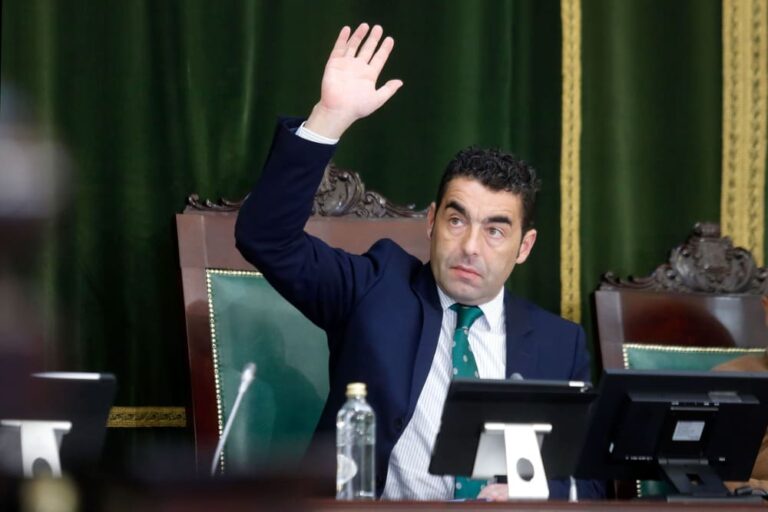 A Deputación de Pontevedra aproba unha moción en defensa da Constitución de 1978 e en repulsa á Lei de Amnistía