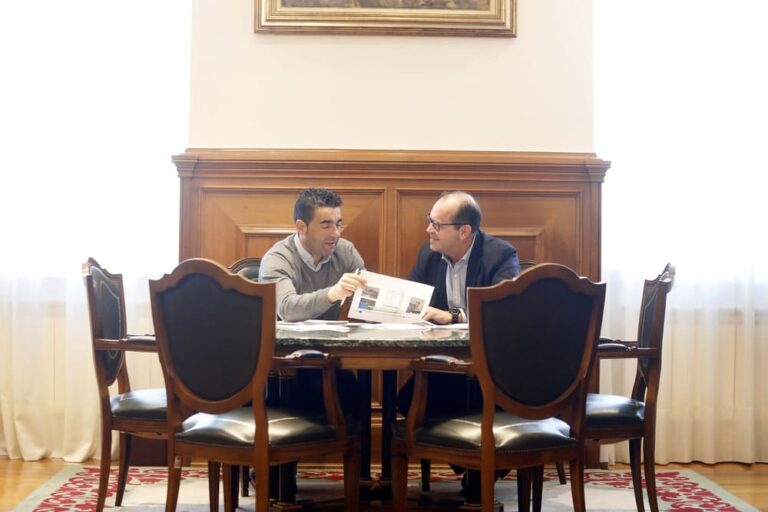 Luis López aborda co presidente de Sogama o tratamento dos residuos orgánicos