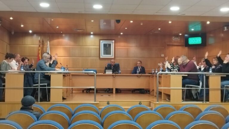 O alcalde e o goberno municipal renuncian a subirse o soldo