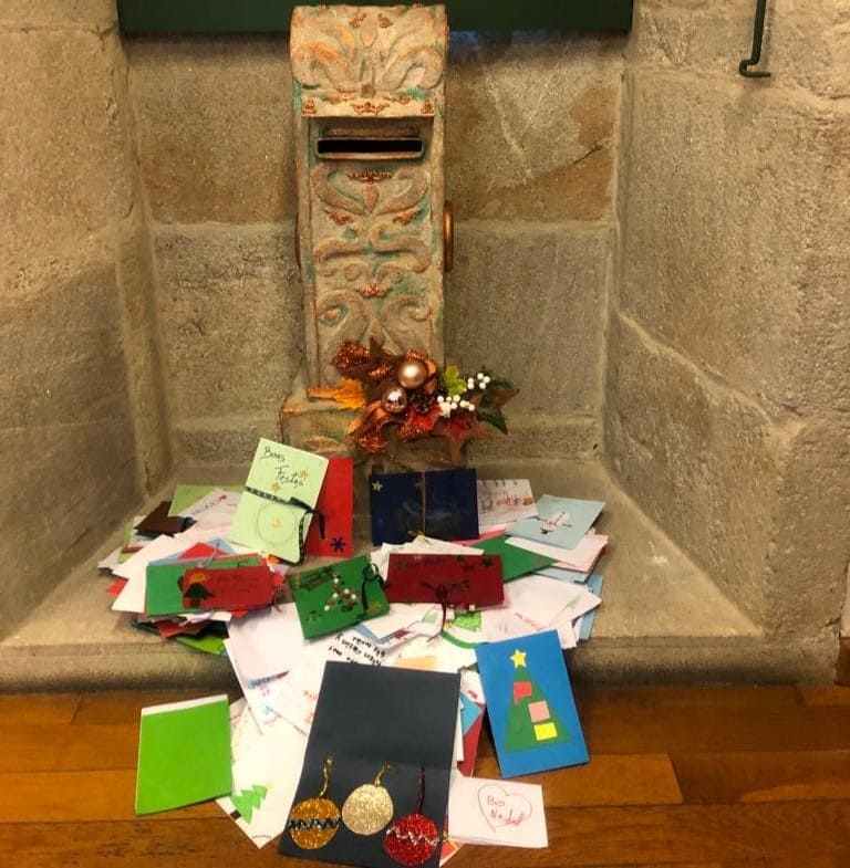 Unha chea de cartas enchen o buzón da campaña “Agarimos do Nadal”