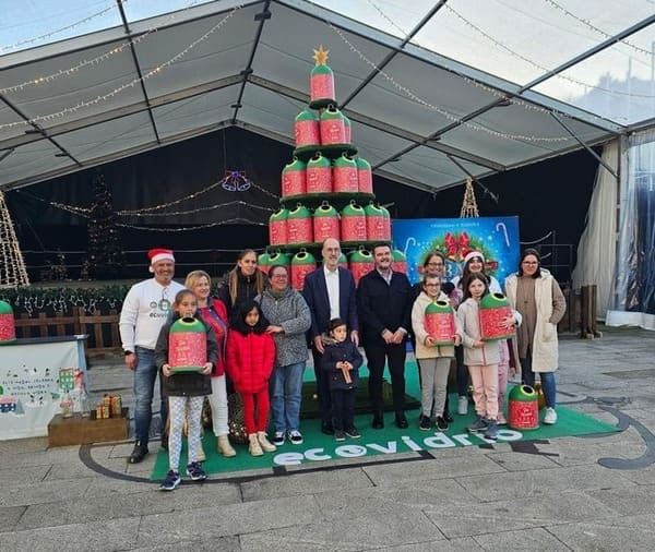 Baiona impulsa a reciclaxe dos envases de vidro cunha árbore de Nadal de vidro na Praza do Concello
