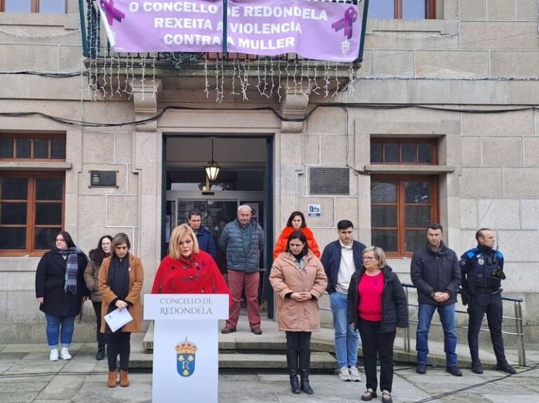 Redondela condena a violencia machista cunha concentración institucional