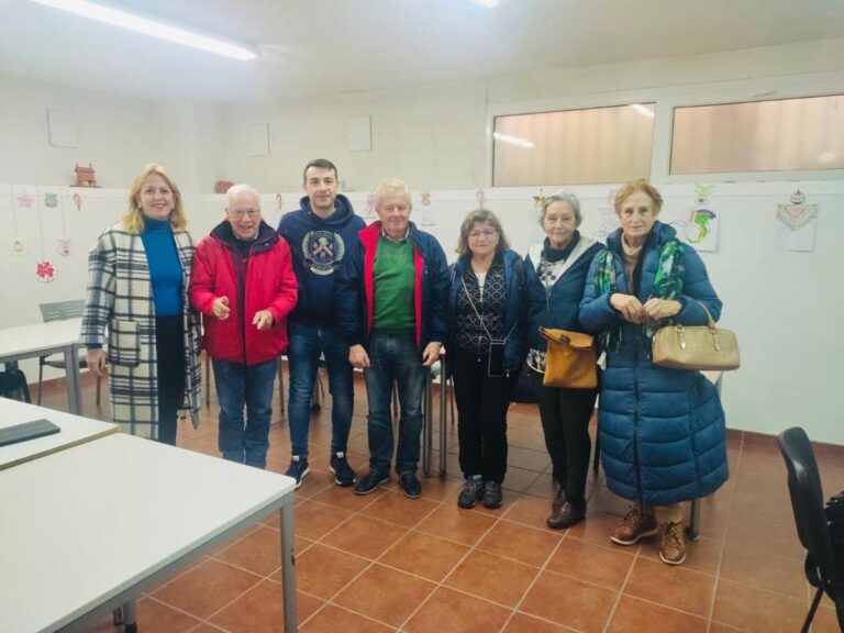 Veciños de Baiona aprenden a manexar internet nos seus móbiles