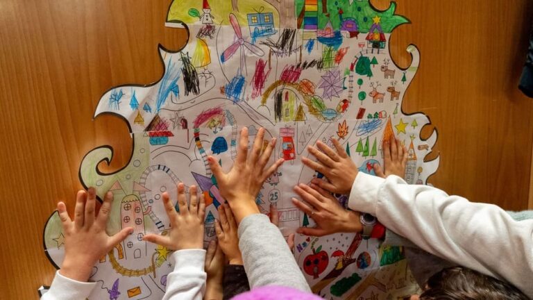 Máis de 200 nenos participan nos obradoiros de Nadal da biblioteca de Tui