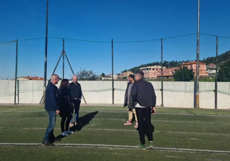Oia inicia as obras de renovación do céspede do campo de fútbol das Tornas