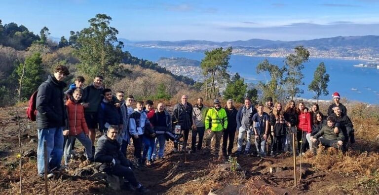 Os alumnos do IES Chapela repoboan un monte da parroquia