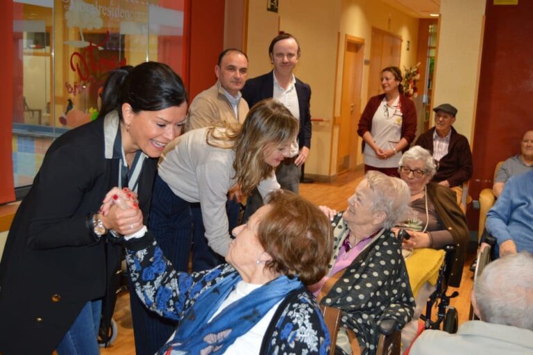 A conselleira, Fabiola García, e a alcaldesa, Nidia Arévalo, felicitan as festas ás persoas de DoralResidencias