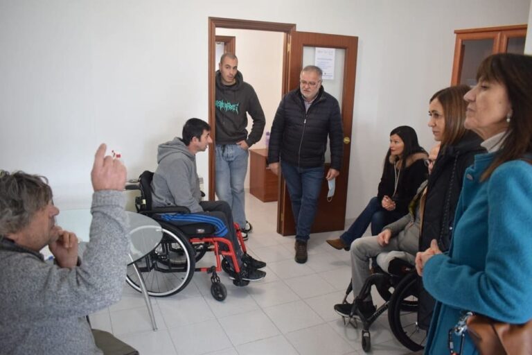 Visita aos residentes na Vivenda de Transición en San Eleuterio cedida polo Concello a Cogami