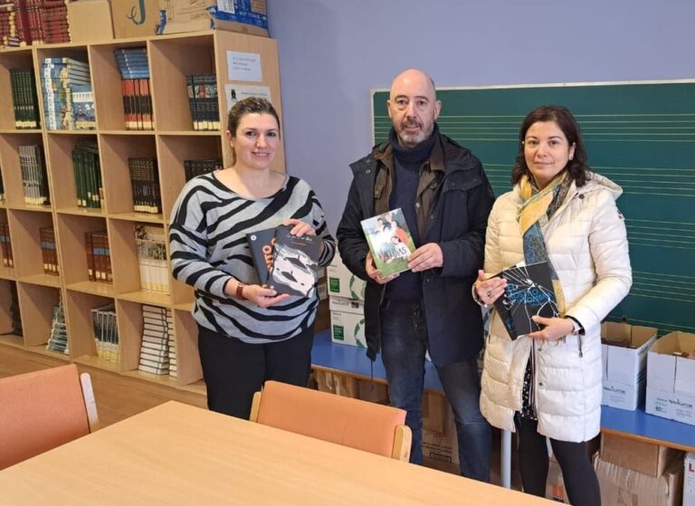 O IES Val do Tea de Ponteareas doa libros de lectura á biblioteca pública municipal de Covelo