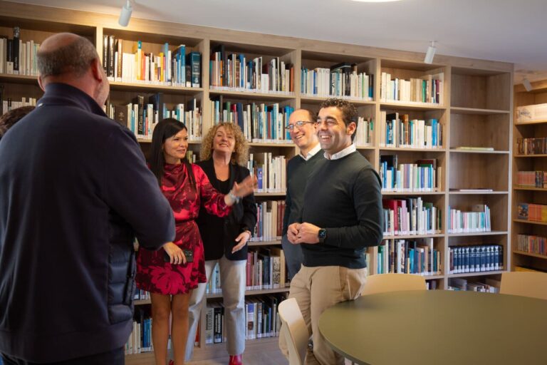 Luis López visita a biblioteca pública de Petelos, Mos, na que a Deputación investiu 360 000 euros para a reforma do inmoble