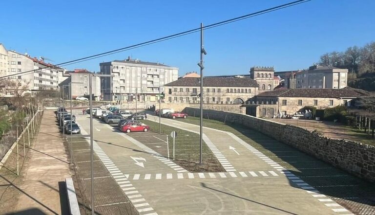 Redondela estrea o aparcadoiro da zona de Vilavella que transforma a entrada na vila “malia os paus nas rodas”