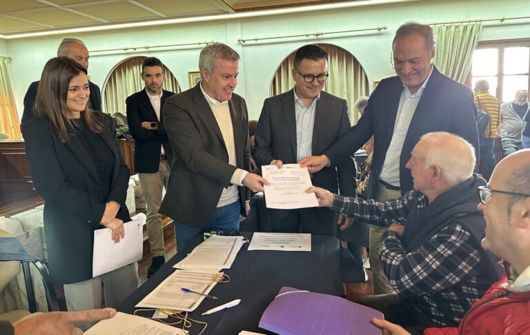 Un total de 629 propietarios reciben no Concello os títulos de propiedade da concentración parcelaria de Oroso, A Cañiza