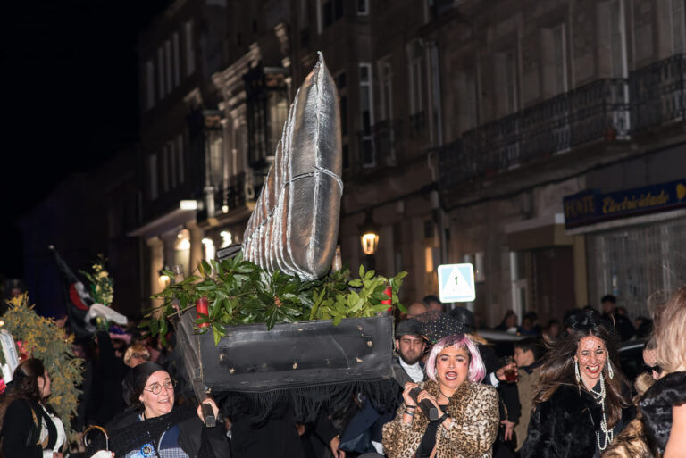 Tui despide o Entroido co Enterro do Bacallau