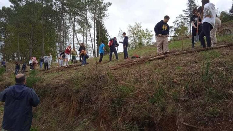 O IES Salvaterra de Miño organiza unha plantación en Lira dentro do proxecto ‘Monte vivo’
