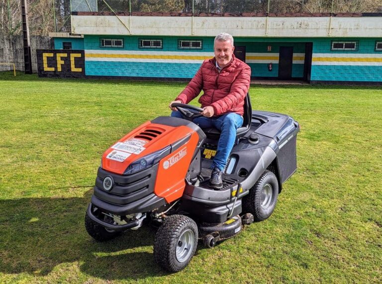 O campo de fútbol do Vieiro, na Cañiza, estrea novo tractor cortacéspede