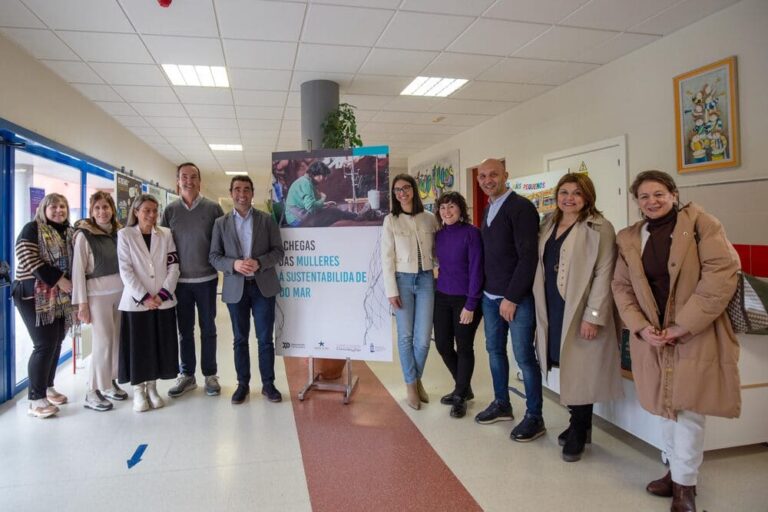 Luis López anima a traballar pola igualdade “os 365 días do ano” na inauguración dunha mostra sobre o traballo das mulleres do mar