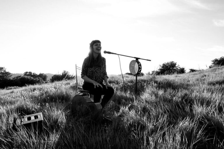 A cantante Su Garrido Pombo pecha o ciclo musical Petiscos en Igualdade de Redondela