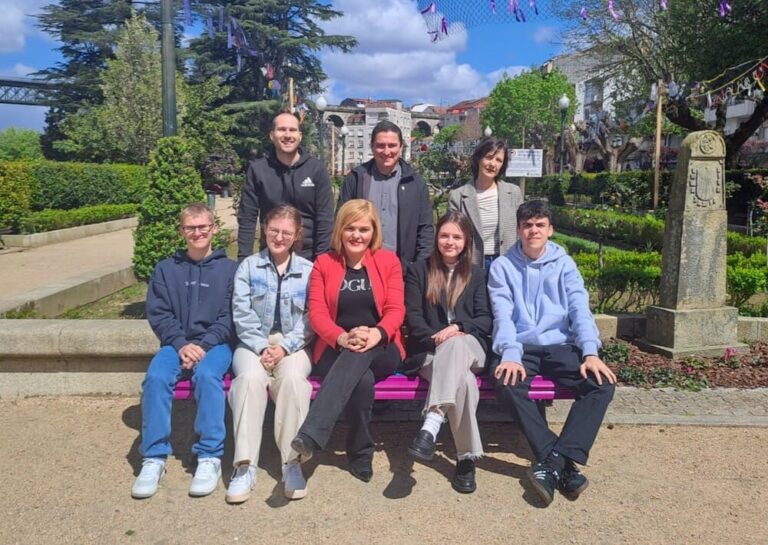 O alumnado francés do programa de intercambio do IES Chapela visita o Concello