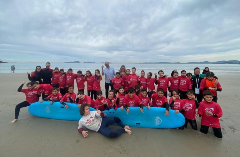 Os escolares do Porriño surfean ‘a súa primeira onda’ na praia de Patos