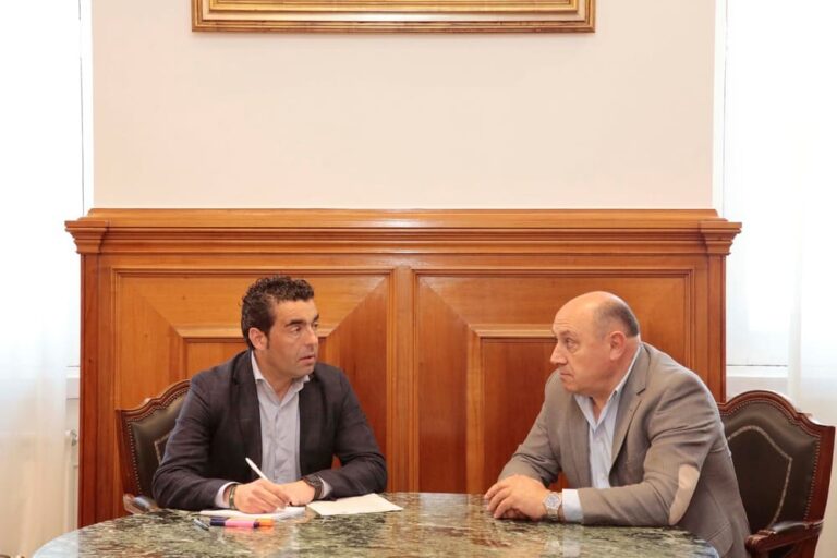 Luis López avanza un apoio de máis de 410.000 euros ás obras de mellora da mobilidade peonil en Cabeiras, Arbo