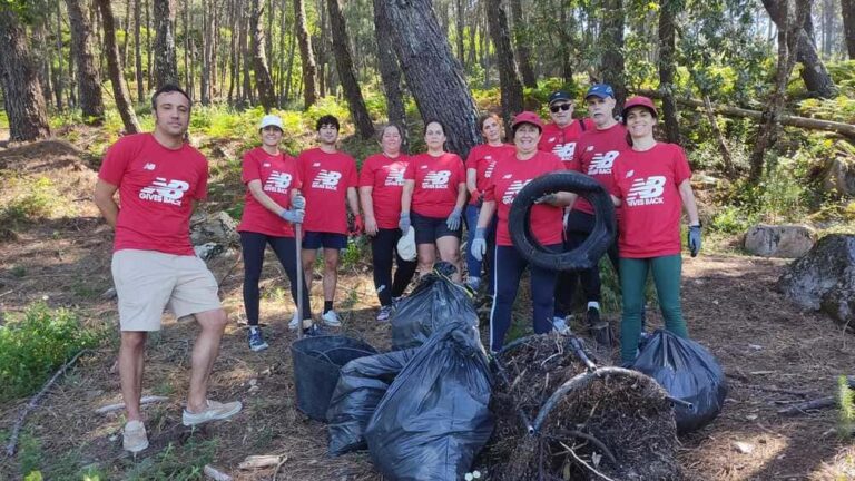 O voluntariado New Balance Redondela mantén a raia as especies invasoras na contorna da enseada de San Simón