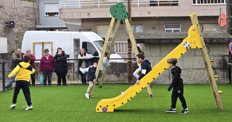 O barrio porriñés do Outeiro, en Atios, xa ten novo parque infantil