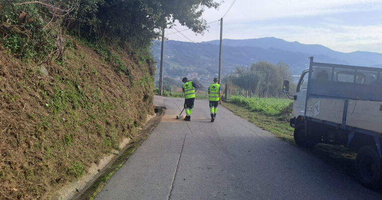 Redondela realiza unha limpeza a fondo das cunetas antes de que cheguen as chuvias