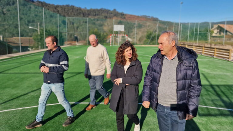 Oia estrea a renovada pista multideporte de Lourenza